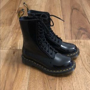 BNIB Dr. Martens 1490 10 eye boot